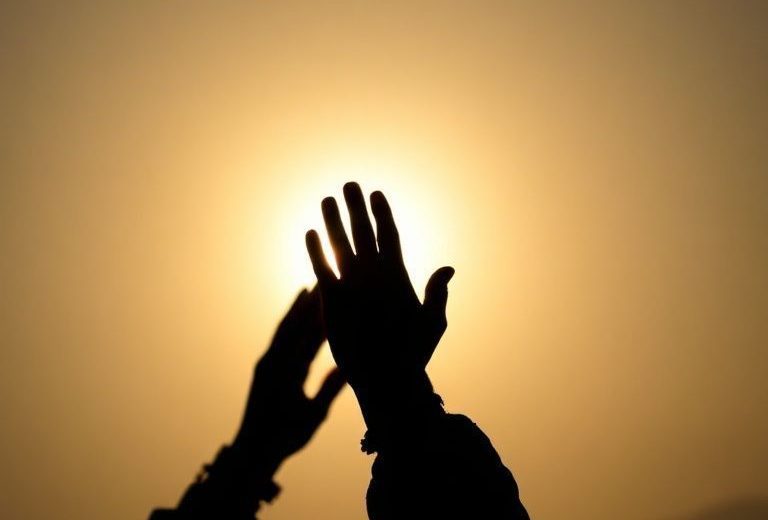 Ellerini açmış dua eden insan